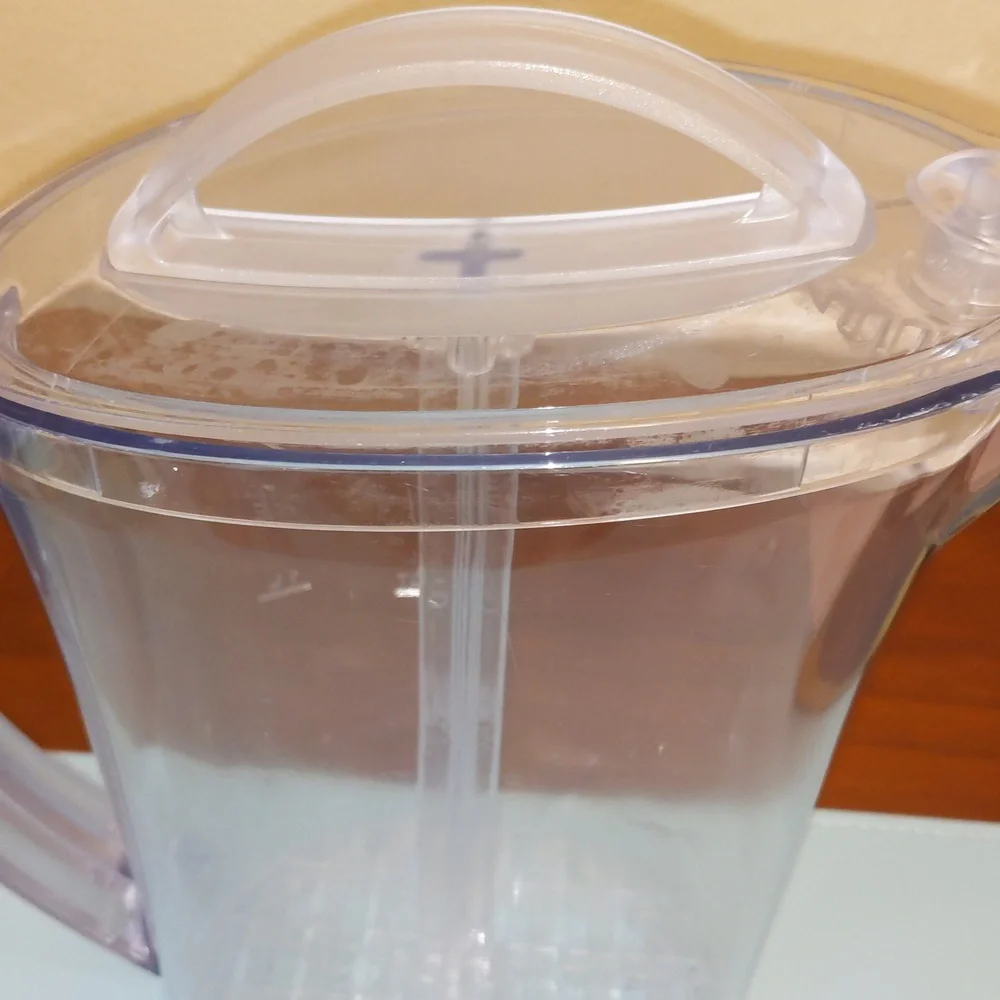 Pampered Chef Clear 2-Quart Quick Stir Pitcher with Attached Vented Stirrer - Picture 3 of 6